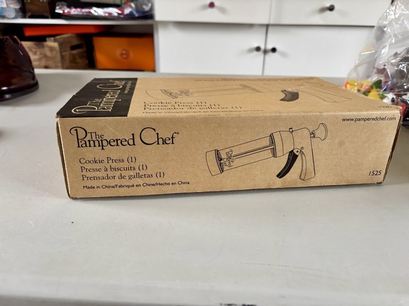 Pampered Chef Cookie Press #1525 Complete in Box w/ 16 Discs Unused gallery