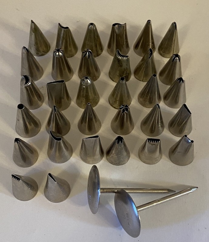 Lot of 34 Various Wilton Metal Piping Icing Cake Decorating Tips & Flower Nails