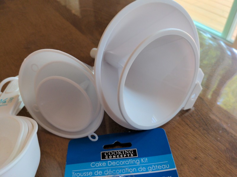 Kitchen Plastic Measures, Cake Decorating Kit, Baster, lot of 9 gallery