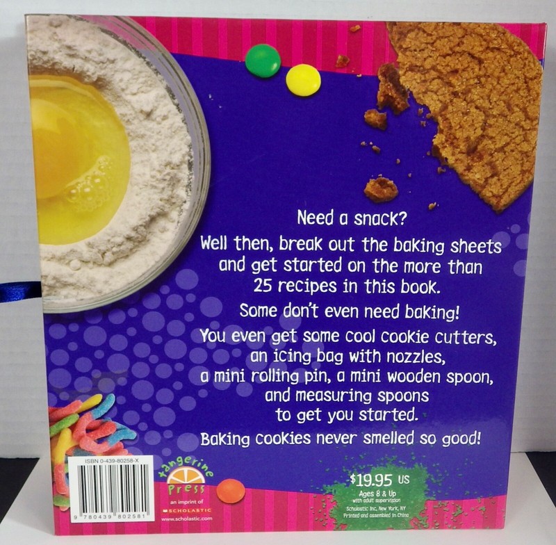 Scholastic The Ultimate Cookie Kit New In Box 7 Cookie Cutters Mini Spoon Pin gallery