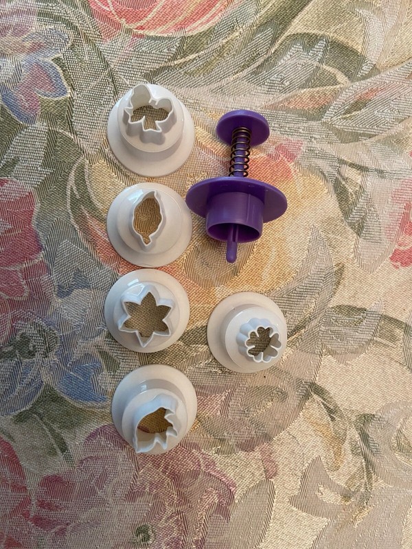 10 piece Wilton fondant punch cutters flower, star, bow, bird, leaf gallery