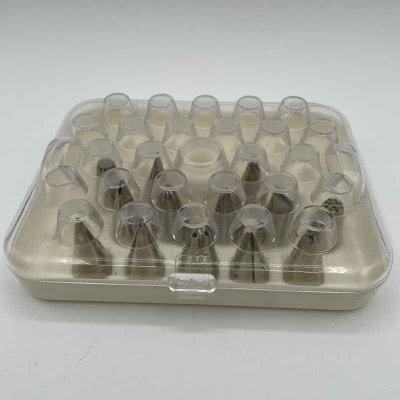 Wilton Cake Decorating Tips Holds 26 Tips Includes 13 Tips READ