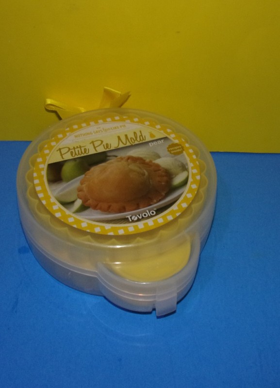 Tovolo Petite Pie Mold w/Case & Recipes Yellow Pear – New