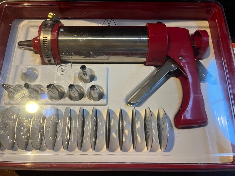 WOLFGANG PUCK 23-Piece Cookie Press and Decorating Set (New) Let’s make cookies