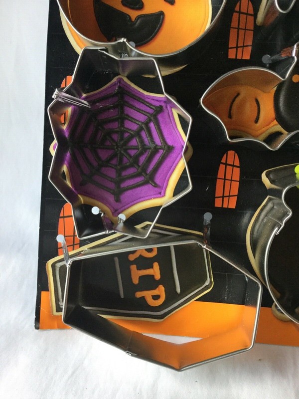 New ! Wilton Halloween 7 Pieces Cookie Cutter Set Fun 4 All Ages gallery