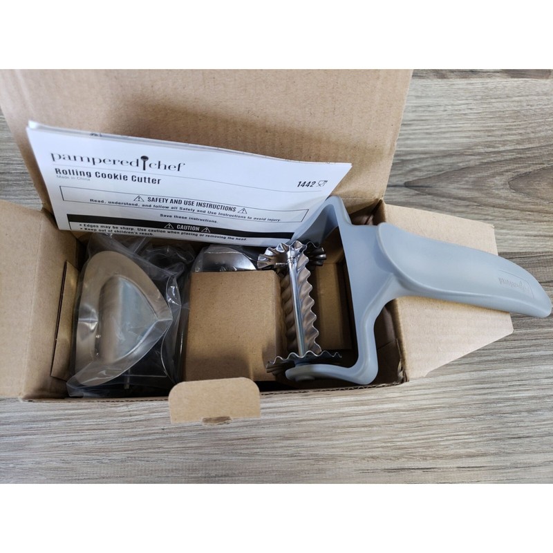 PAMPERED CHEF ROLLING COOKIE CUTTER # 1442 NEW OPEN BOX gallery