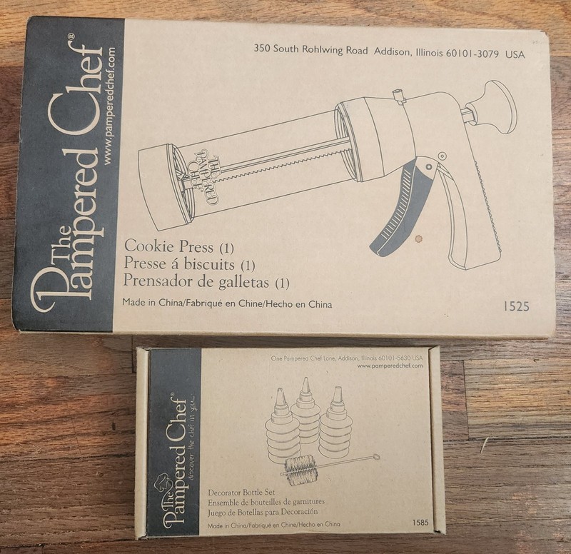 Pampered Chef Cookie Press #1525 with 16 Discs + Decorator Bottle Set #1585 NEW