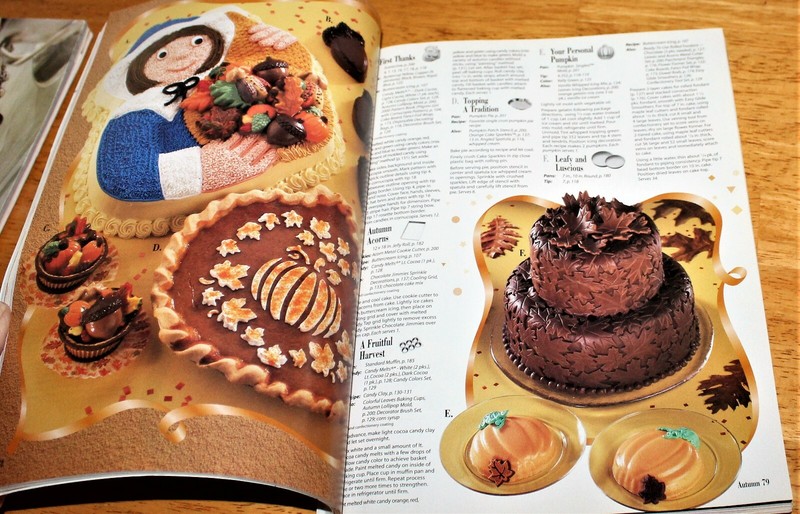 Wilton: YEARBOOK OF BAKING & CAKE DECORATING (Set of 2) 1997, 2000 Instructions gallery