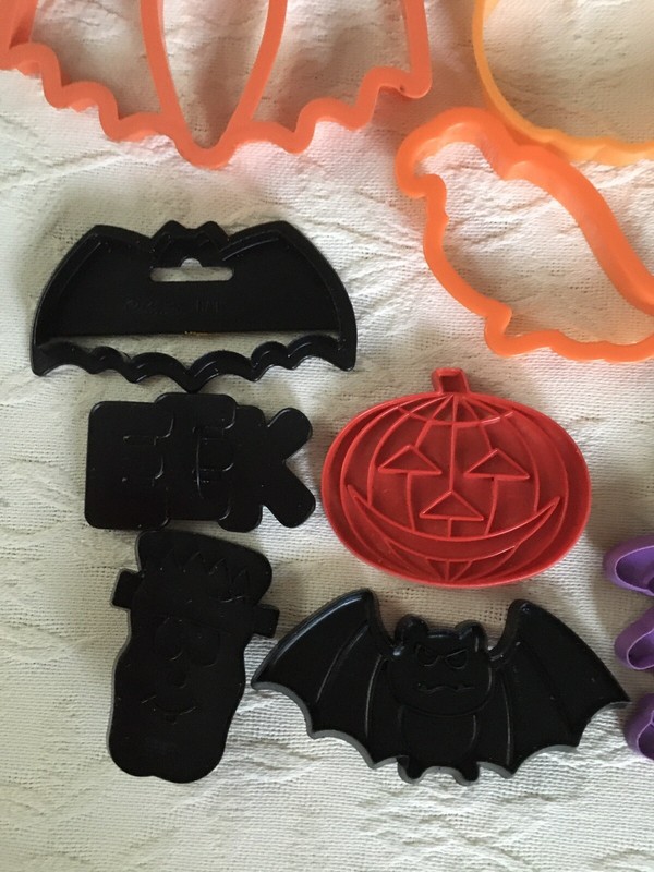 HALLOWEEN COOKIE CUTTERS Lot Of 17 Shapes Pumpkins Witches Bats Ghosts Raven gallery