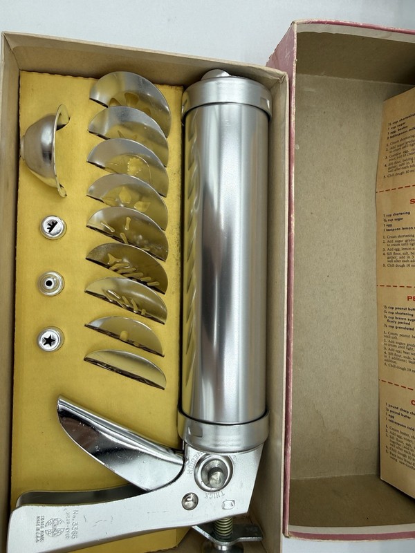 Vintage Wear Ever Cookie Gun and Pastry Decorator Trigger Quick No 3365 in box gallery