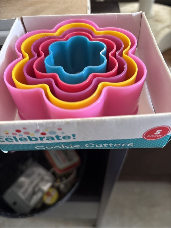 5PC Flower Cookie Cutters Gradual Sizes Multiple Colors