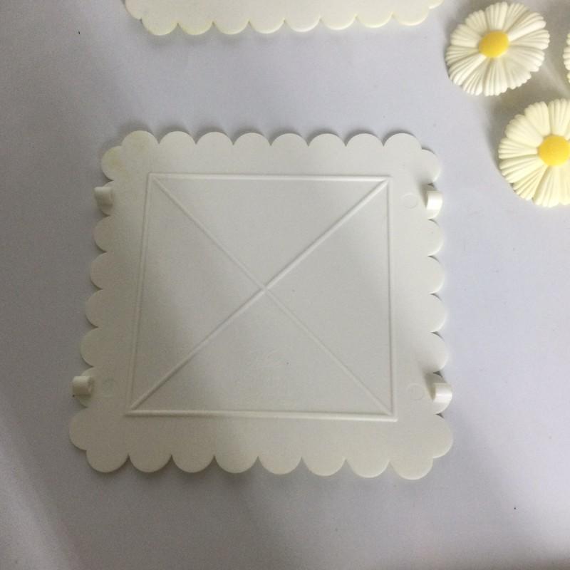 Lot Cake Decorating Wilton Daisy 11 Flowers 12 Yw Inserts 3 Separators 503-1292 gallery