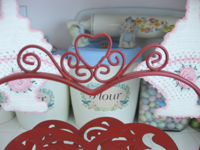 Cute Red Heart With Cutouts Metal Filigree 3-Tier Cupcake Dessert Folding Stand gallery