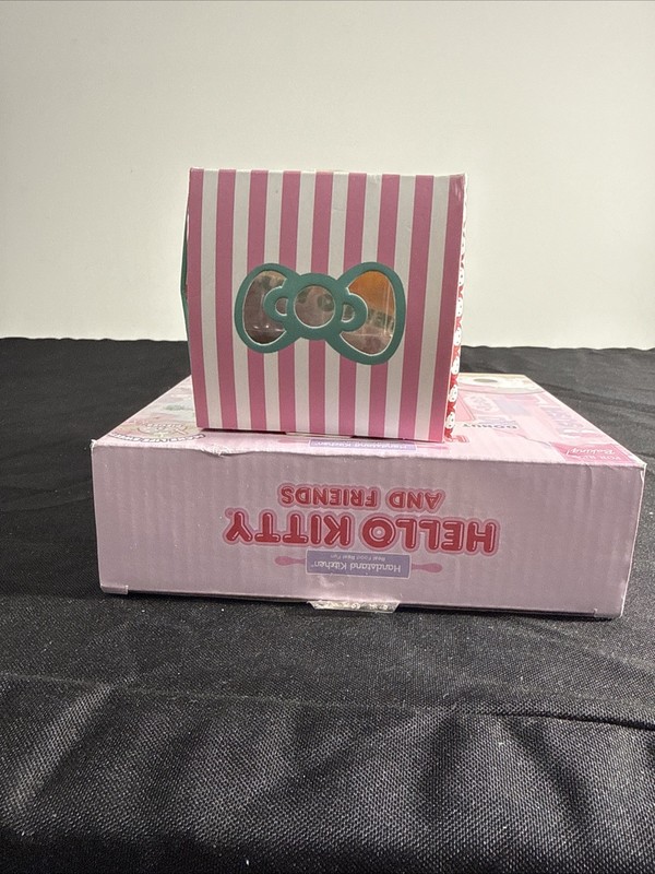 Hello Kitty and Friends Donut Shoppe Mini Cake Making Set & Dress Up Squishy gallery
