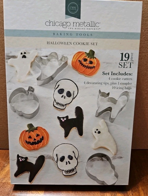 Chicago Metallic Halloween Cookie Set 19 Piece Cat, Ghost, Skeleton, Pumpkin New