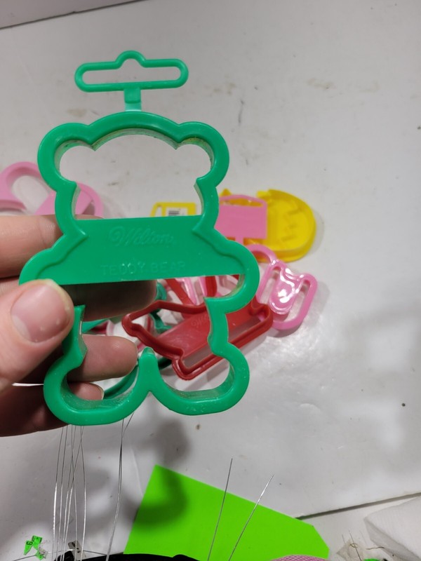 Wilton Comfort Grip 9 Cookie Cutters for Two Teddy Bear Slight Hearts Love gallery
