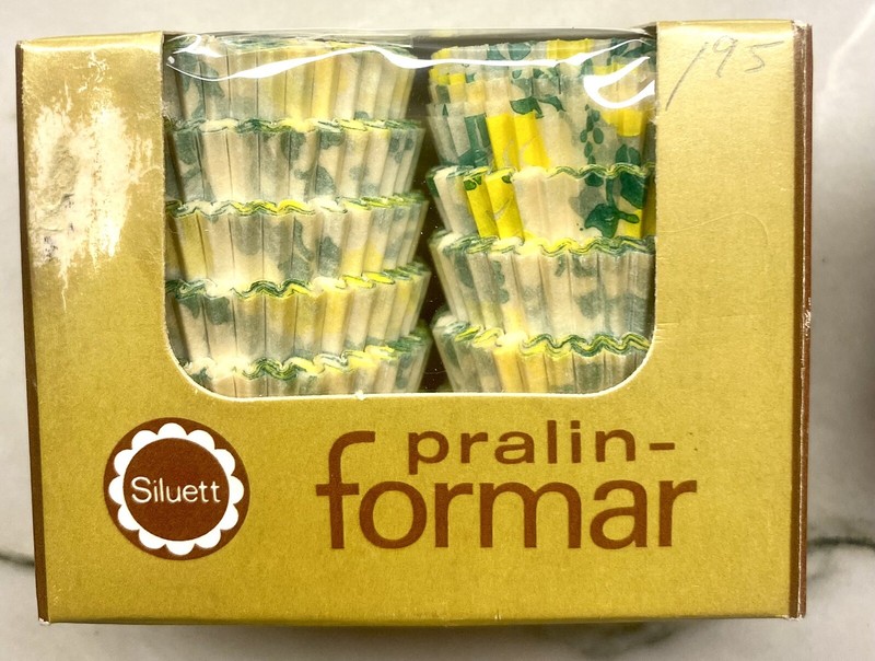 Amscan Floral Petit-Four Cases 200 : Pralin Formar Paper Candy Cups 300 Vtg gallery