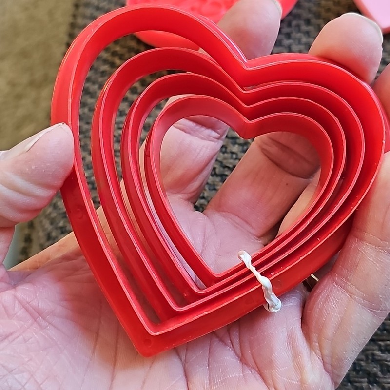 7 Vtg Hallmark & Various Others Hearts Hug Bug St.ValentineDay CookieCutters gallery