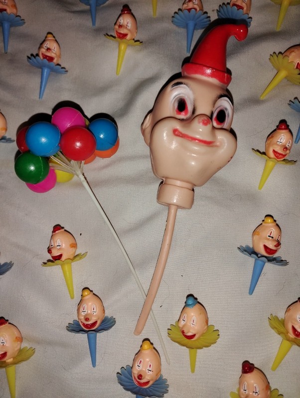VINTAGE LOT OF CLOWN CAKE TOPPERS 30 SMALL CLOWNS & A BIG CLOWN & BALLOONS gallery