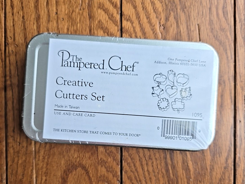 Pampered Chef Cookie Cutter Creative Cutters Set Mini Set of 8 Storage Tin 1095 gallery