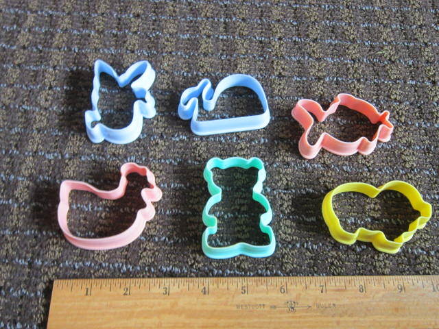 Cookie Cutters Teddy Bear Whale Flying Bird Fish Pig Chicken Small Plastic 6 gallery