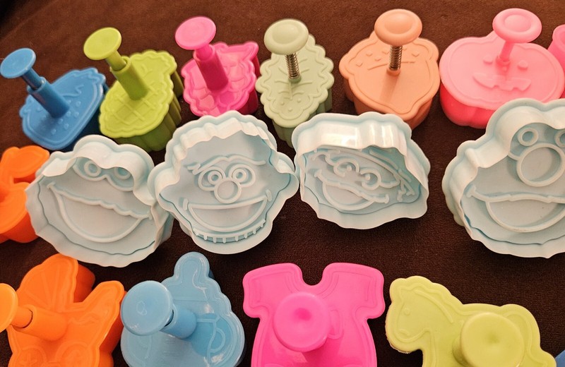 PLUNGER COOKIE/FONDANT CUTTER LOT *FRUIT *BABY *HALLOWEEN/FALL *SUPERHERO *NEW gallery