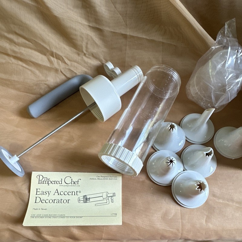The Pampered Chef Easy Accent Decorator 1778 Set w/ Tips, Handle & Cleaning Tool gallery