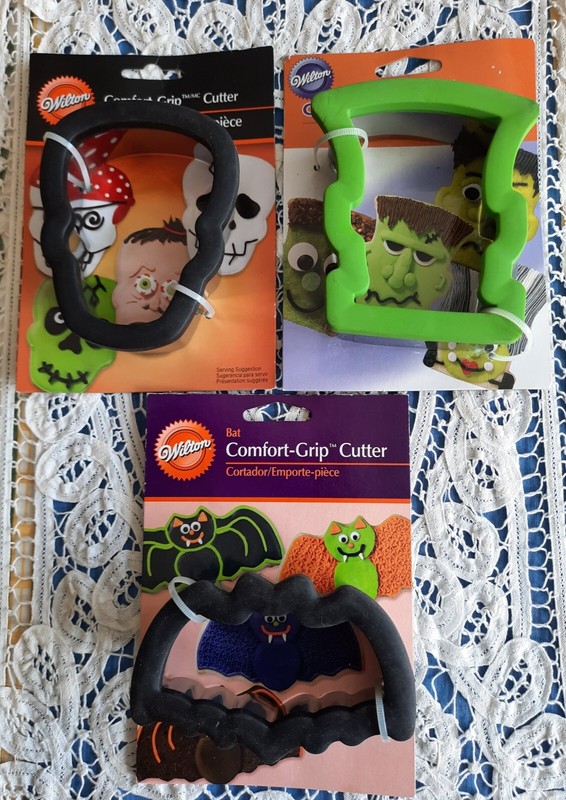 RETIRED WILTON HALLOWEEN COMFORT GRIP COOKIE CUTTER – BAT, MONSTER HEAD & SKULL 