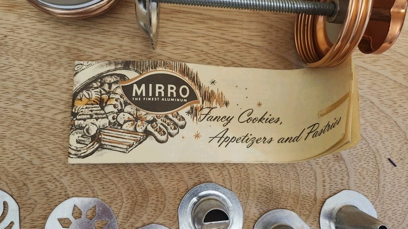 Vintage Mirro Cookie Pastry Press M-0358-22 - 12 discs 3 pastry tips gallery
