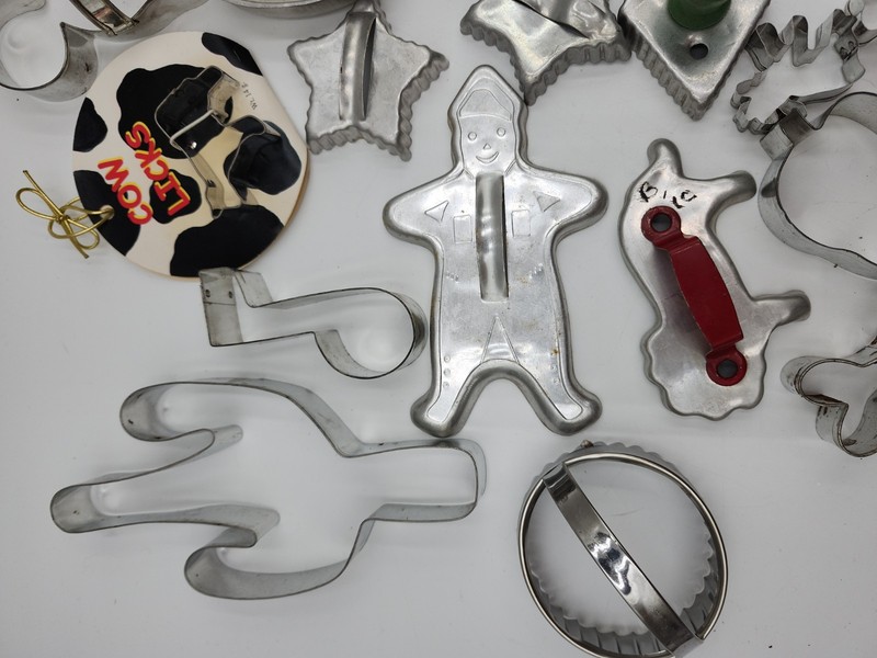 Huge lot of vintage tin handle large small Cookie Cutters Disney Cactus Xmas Cow gallery