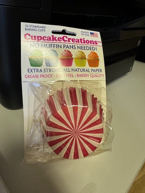 Cupcake Creations Red & White Cupcake Liners No Muffin Pan Required 32 Cups New!