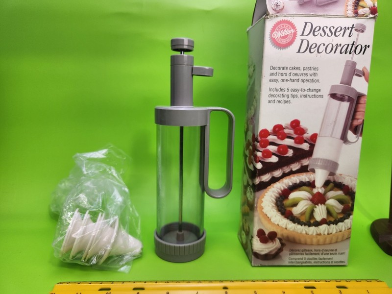 Wilton Dessert Decorator Tool with 5 Icing Tips for Cakes - New in Original Box!