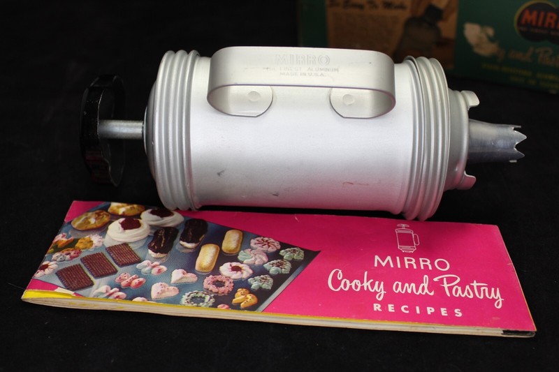 Vintage Mirro Cookie Cookie Pastry Press 11 Discs 3 Tips Recipe Booklet Box gallery