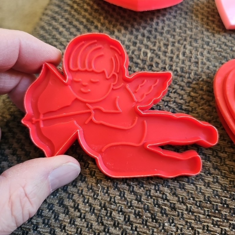 7 Vtg Hallmark & Various Others Hearts Hug Bug St.ValentineDay CookieCutters gallery