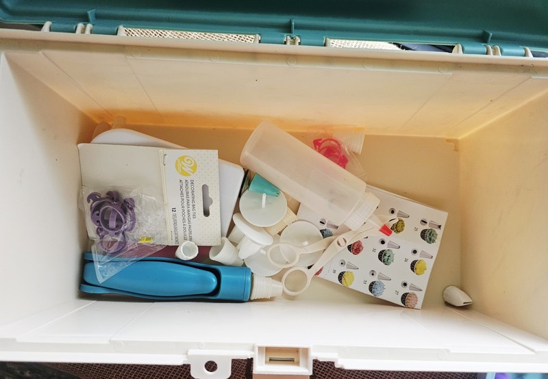Vintage Wilton Teal & White Plastic Cake Decoration Tool Caddy W/ Contents gallery