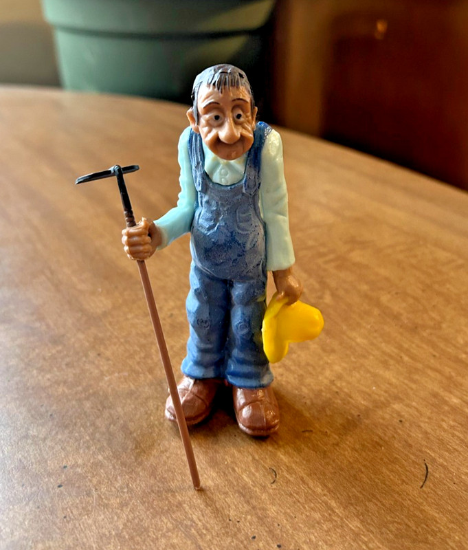 VINTAGE WILTON GARDEN CAKE TOPPER -BACKYARD GARDNER – PLASTIC – 4 1/2″ TALL