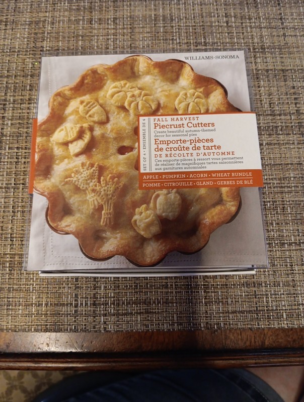 Williams-Sonoma 4 Piece Autumn Piecrust Cutters Apple-Pumpkin-Acorn-Wheat NEW