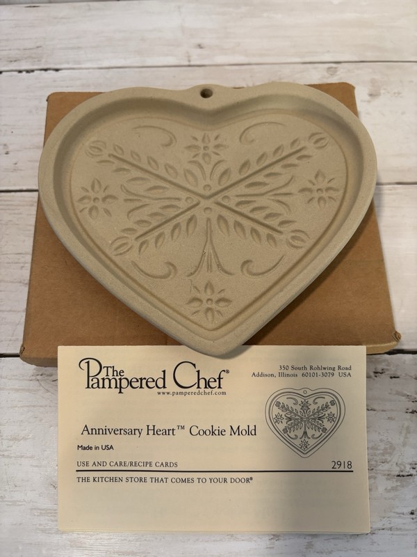 Vtg Pampered Chef 2000 Anniversary Heart Cookie Mold/Art Hot Roll Warmer NEW