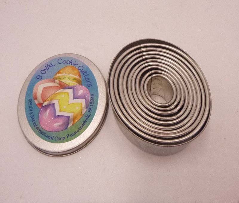 R&M Oval shape metal cookie cutters 9 in tin 2001 Egg Easter