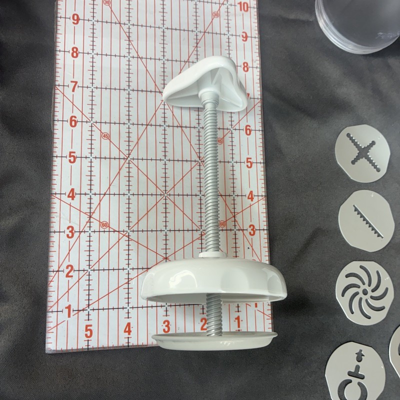 Pampered Chef Cookie Press 1526 With 8 Discs & Instructions gallery