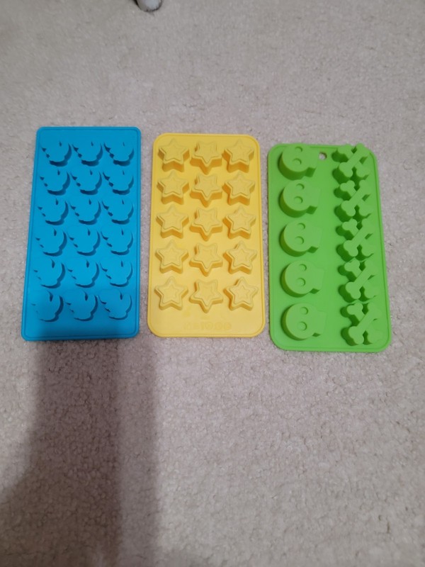 Wilton Silicone Molds Lot Of 3- Dinosaurs,stars And Skull And Bones. Never Used gallery