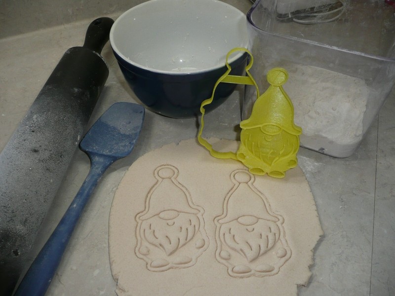 GARDEN GNOME STYLE 4 SET OF 2 COOKIE CUTTER AND DETAILED STAMP USA PR1622 gallery