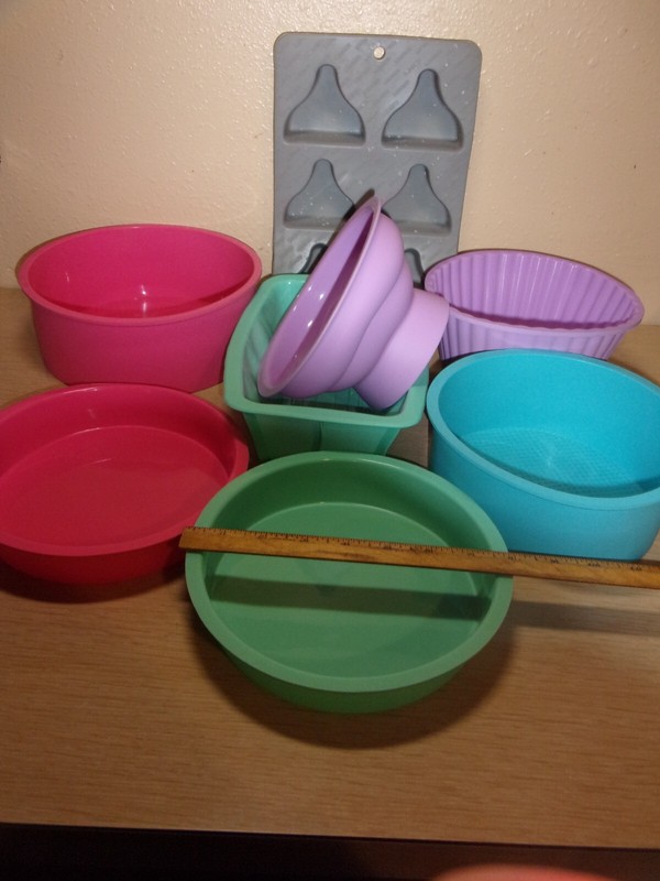 LOT OF 7 SILICONE MOLDS KISSES, CUP CAKE BOTTOM