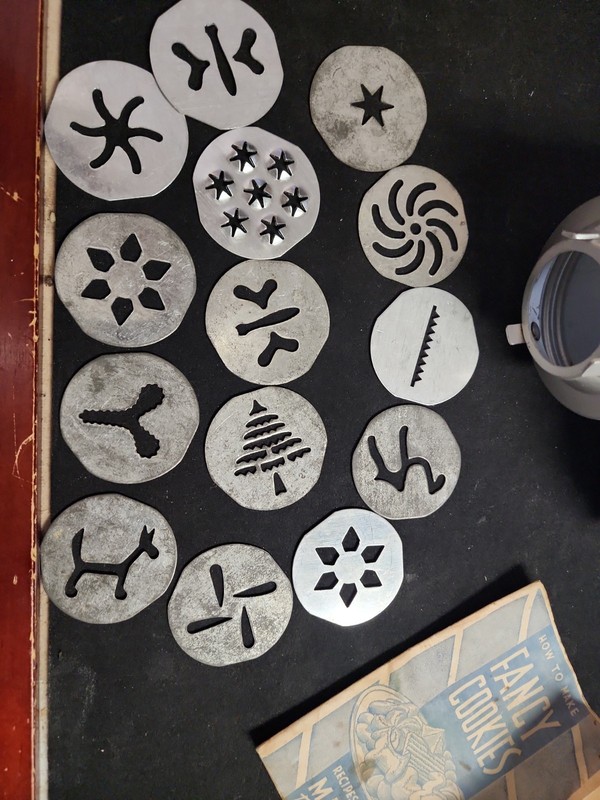 Vintage Mirro Cooky Press W/ multiple discs, manual recipes 21pc Set gallery