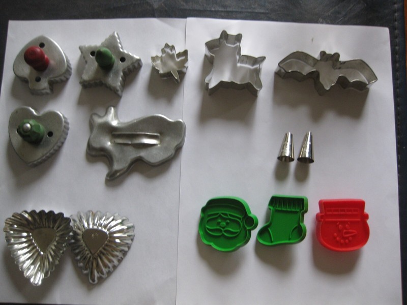 LOT OF 14 VINTAGE COOKIE CUTTER & PASTRY ITEMS