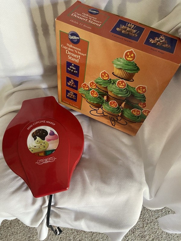 Cupcake Stand by Wilton / 13 Cupcakes/Plus Bella Cucina Mini Cup Cake Maker