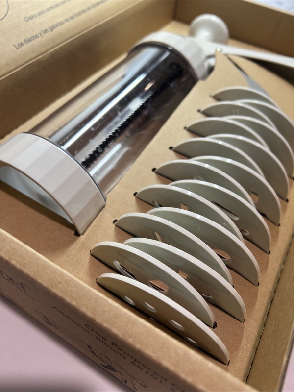 The Pampered Chef Cookie Press #1525 w/16 Discs For Different Designs Like New gallery