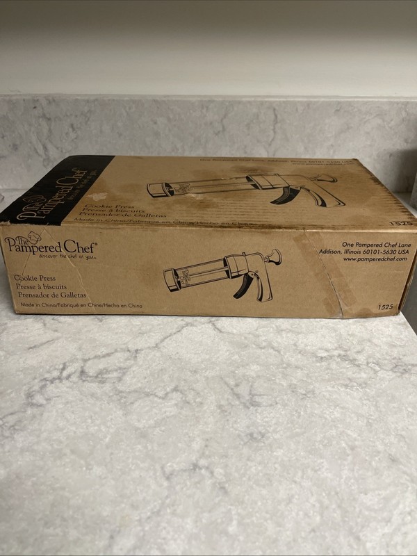 Pampered Chef 1 Cookie Press 1525 Pastry 16 Molds Retired Never Used, Open Box gallery