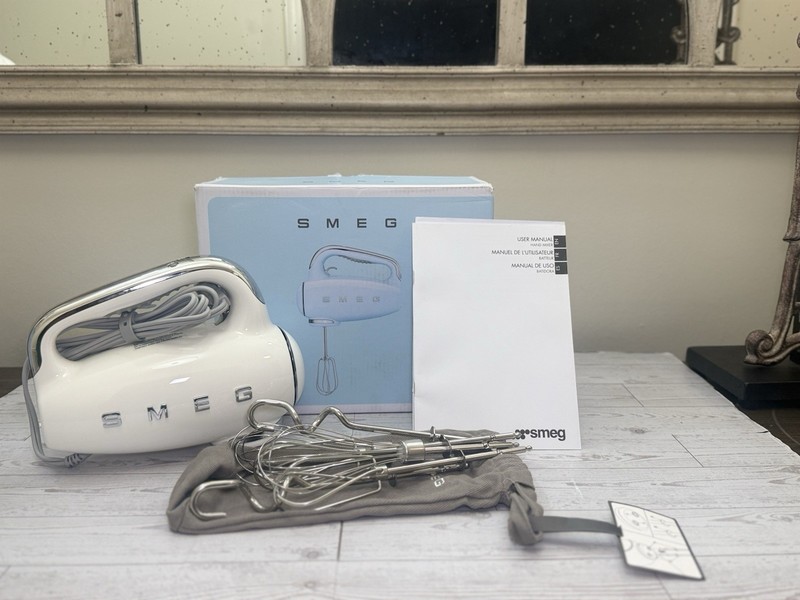 SMEG Retro 9-Speed Hand Mixer – White – Whisk, Beaters, Dough Hooks