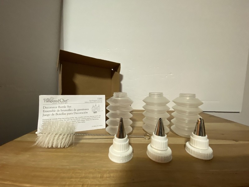 Pampered Chef Decorator Bottle Set #1585 w/Decorator Tips & Cleaning Brush